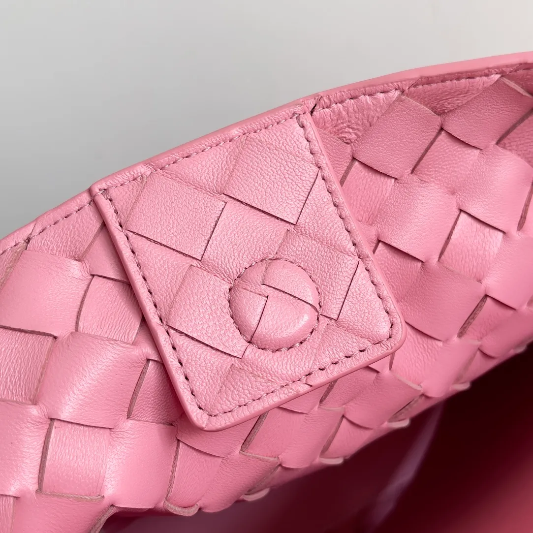 The 2023 new Andiamo batch of 2260 BV has been shipped‼ ️Really popular🔥The new Andiamo woven handbag launched by Bottega Veneta this season is really popular all over the world! ! Celebrities at home and abroad have worn it, and Oscar-winning actress Michelle Yeoh has taken it out on the street. Song Jia, Trai Yara, Yu Feihong, Sanji Ayaka, Rosie Hunting-Whiteley, Yoshioka Riho, etc. have all picked up this bag. It is classic and versatile, showing off its temperament, and the bag capacity is also large, which is very convenient for daily commuting! ! A variety of carrying methods, the shoulder straps can be adjusted by yourself, the original lambskin feels soft and delicate, and the unisex style breaks the gender boundaries and brings a more practical and long-lasting use experience. Andiamo, which has both elegant and casual styles, perfectly interprets the true appearance of "fashionable old money style". Style number: 743572 Size: 32*24*12